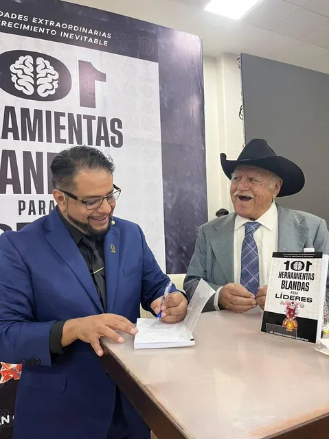 Dr. Adrián Guerrero Caracheo firmando un ejemplar del libro