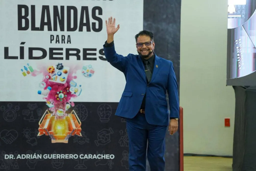 Dr. Adrián Guerrero Caracheo saludando al público en la presentación del libro