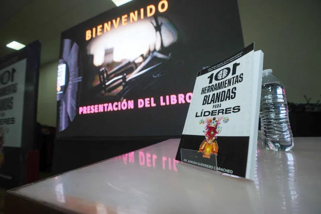 Ejemplar del libro en la presentación oficial